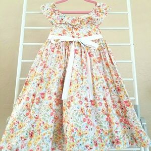 Adorable girl's dress with ribbon